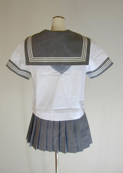オリジナル夏NEWグレーセーラー服半袖上下セット(カフス付・かぶりタイプ・スカーフ付）後ろ